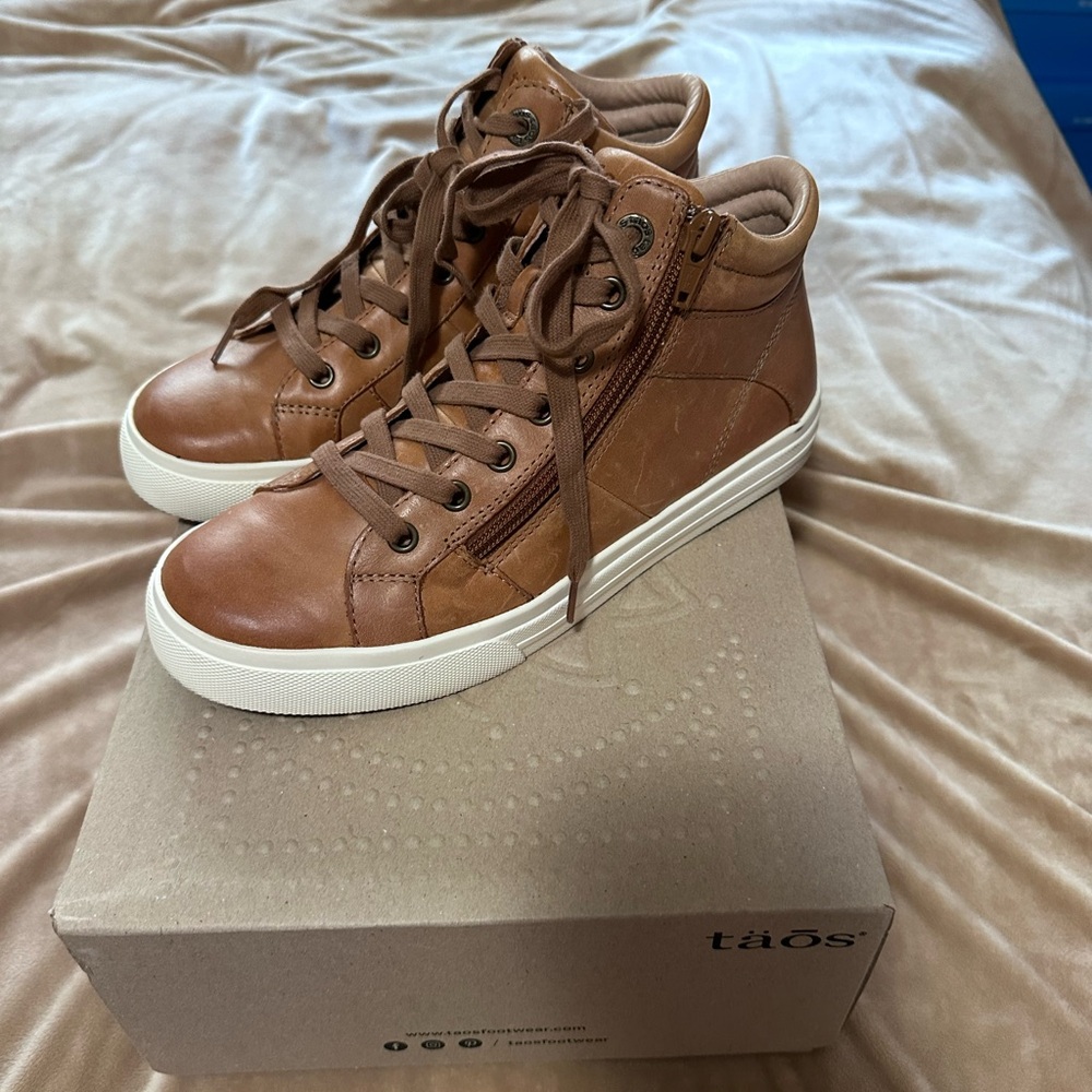 Taos Footwear Brown High-Top Sneakers